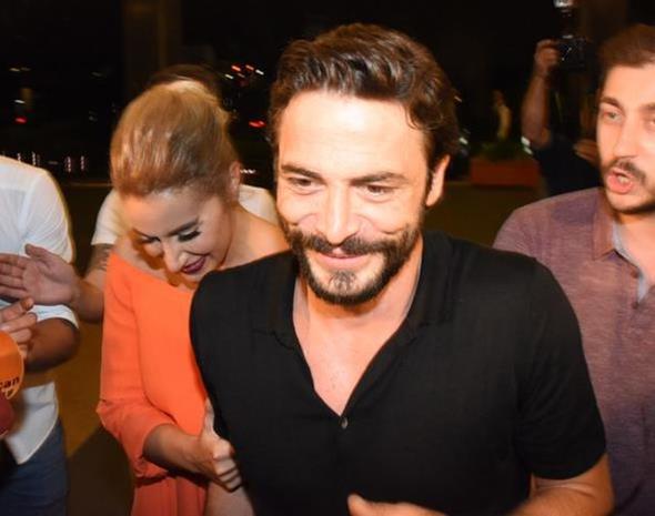 37 yandaki arkc ilikileriyle ilgili yle konumutu: Bizim el ele grnme problemimiz yok. Birbirimize almaya alyoruz. Ahmet'i tandmda sadece ilk filmine vakftm. Evlilie gelince byle byk konumalara girmeyelim. Yeter ki sonu iyi bitsin.