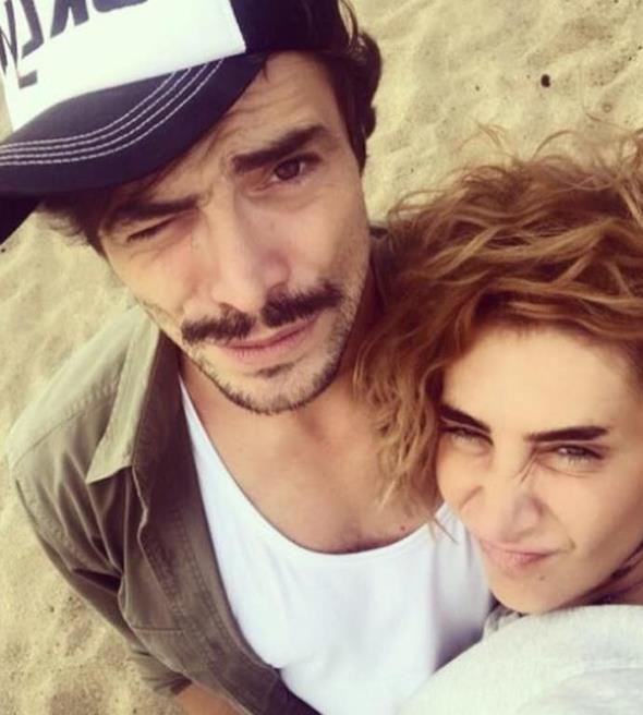 Yaklak bir yldr ak yaayan ve evlenecekleri konuulan Sla-Ahmet Kural iftinden kt haber geldi. ki nl isim evlilie giden ilikide yollarn ayrd. Ayrlk Sla&#8217;nn Ahmet Kural&#8217; takipten kararak fotoraflarn silmesiyle ortaya kt