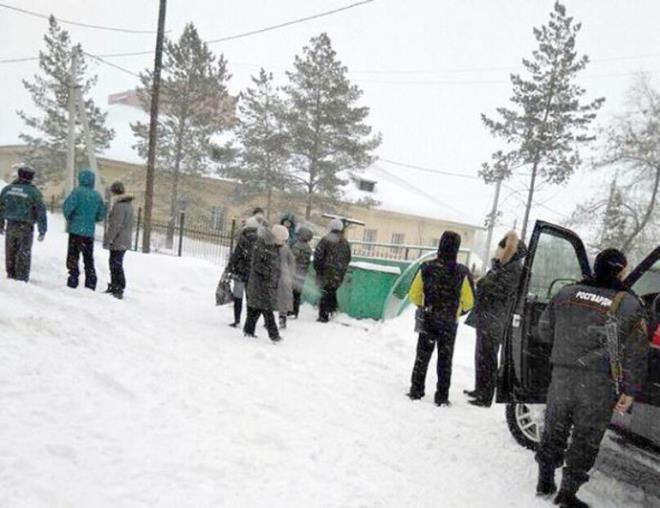 Bir renci yurdunun atsna tutunmu gibi duran Tikhonov&#8217;un bacaklarndan aaya sivri buzlar sarkyordu. Ba da karla kaplanmt. Gen tamircinin, donarak ld ve binadan sarkk ekilde durduu anlald. Yetkililer, tamircinin intihar ettiine dair bir iaret bulunmadn aklad.