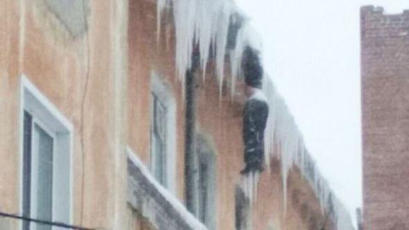 Rusya&#8217;nn souyla nl Sibirya blgesinde yksek binalarn d yzeylerindeki onarm ve bakm ilerini yapan 26 yandaki Yevgeni Tikhonov kt binalarn birinin tepesinden aaya sarkarken grld. nce yine her zamanki gibi bir i yapt sanlan Tikhonov&#8217;un hareket etmediini fark eden evre sakinleri, bir terslik olduunu anlad.