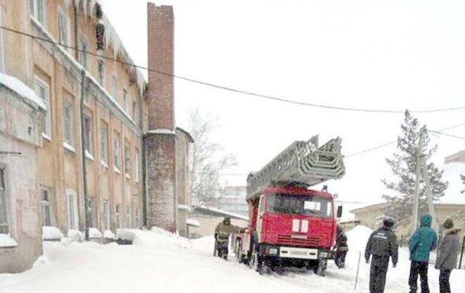 Sibirya&#8217;nn Anzhero-Sudzhensk kentinde yaayan Tikhonov, iini severek yapyor ve kt binalarn tepesinden ektii selfieleri sosyal medyada paylayordu. Yaknlar, tamirci gencin, &#8220;Sadece uyumak iin aaya inerim&#8221; diye espriler yaptn anlatt.