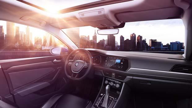 Ambiyans aydnlatmas, yeni multimedya ekran, Active Info Display ad verilen tam dijital gsterge paneli, stmal koltuk, 400 watt BeatsAudio ses sistemi ve daha pek ok donanm zellii bulunuyor.