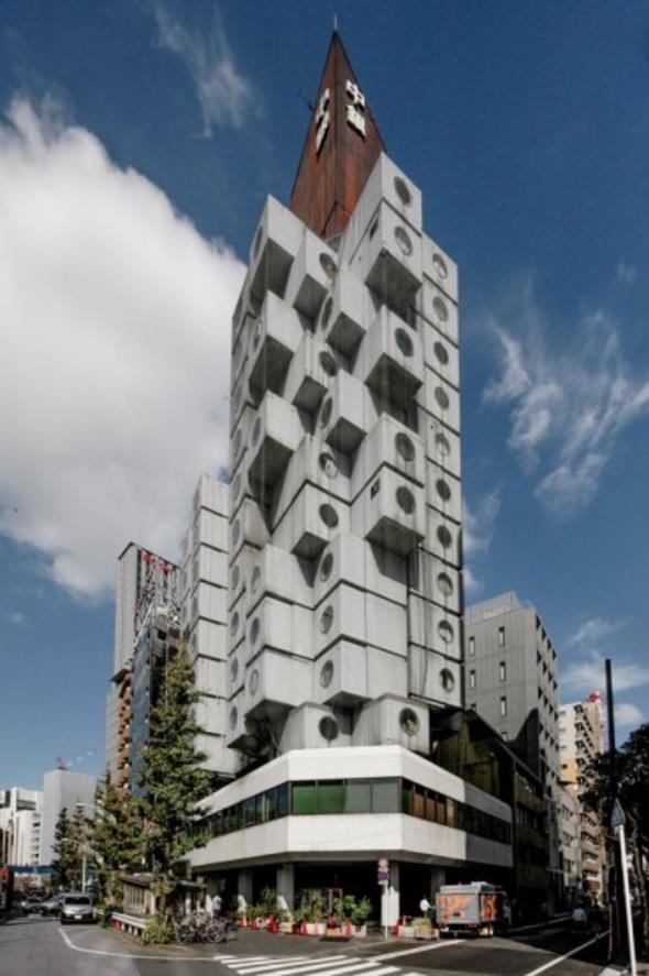 Yeniliki mimar Kisho Kurokawa, ilk kapsl mimarisi tasarm olan Nakagin Kapsl Kulesi&#8217;ni (Nakagin Capsule Tower) Japonya&#8217;da 1972&#8217;de ina ederek olduka ilgin ve yeniliki bir esere imzasn att.