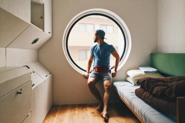  meknda dairesel bir pencere, yerleik bir yatak ve banyo yer alyor. Bu kk meknn iinde bir TV, radyo ve alar saat ile tm ihtiyalar karlanabiliyor.