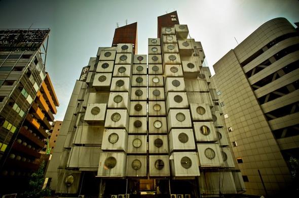 Uyarlanabilir, byyen ve deitirilebilir bina tasarmlar ile bilinen Kurokawa, metabolizma mimarisi hareketinin de en nemli temsilcisi olarak gsteriliyor.