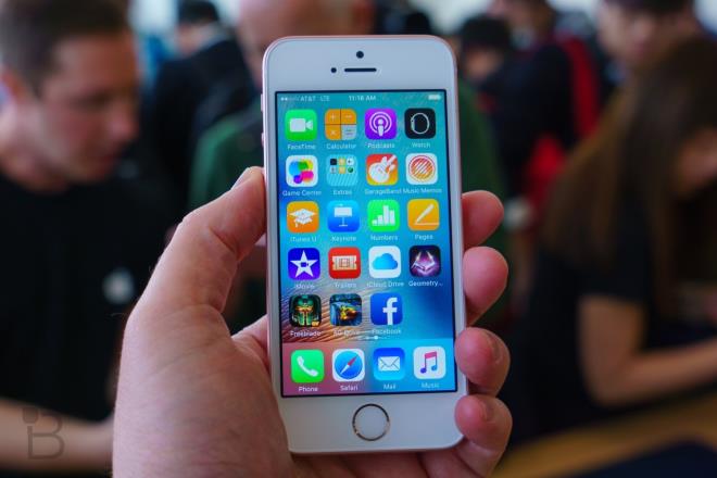 Apple, geen ay, eskidiinde ya da arj azaldnda "bataryann aniden kapanmasn nlemek iin" iPhone 6, 6S, SE ve 7 modellerini yavalattn kabul etmiti.