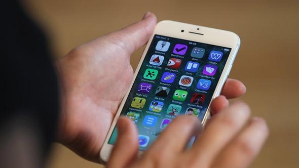 ABD merkezli teknoloji irketi Apple'n st yneticisi Tim Cook, iOS 11'e yaplacak yeni gncellemenin iPhone telefonlarda pil performansn dren zellii etkisiz klma seenei sunacan aklad.