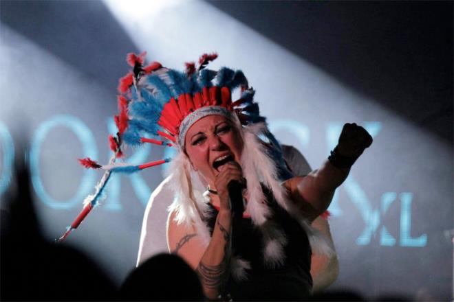 Muhtar seildii ilk yl konserlerine de devam eden zlem Tekin, Bodrum'daki hayat ve muhtarl sevince mzie nokta koyma karar ald. Bunu da eski ei Cem cal duyurdu. te zlem Tekin'in sosyal medya hesabndan yansyan son grntleri;