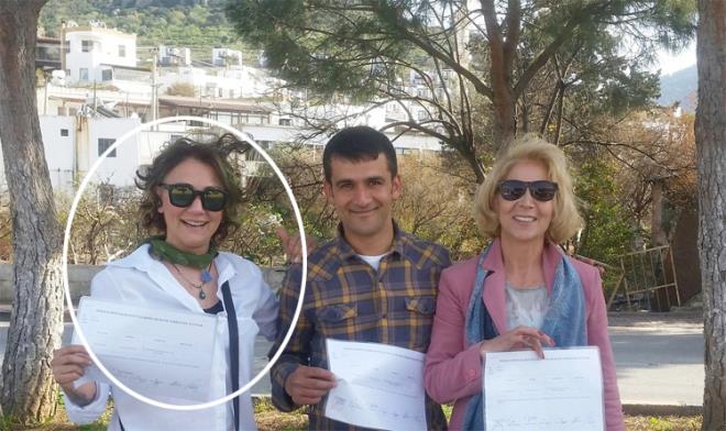 zlem Tekin seimlerden sonra mazbatasn alp 'Yarn takm elbisemi giyer muhtarlk iime giderim' diyerek duyurmutu.