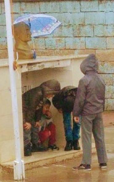 Miniklerin duygulandran fotoraflar paylald sosyal medyada da byk ilgi grd. Duygulandran fotoraflar, yzlerce sosyal medya kullancsnn beeni ve yorumlarn ald.