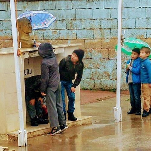 emsiyelerini, kendileri slanma pahasna Atatrk bstne tutan renciler, yaan yamura ramen okul bahesinde beklemeye devam etti.