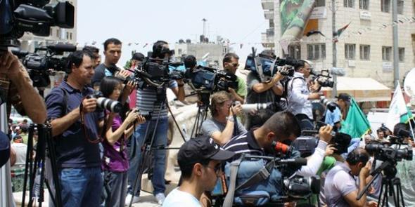 Gazetecilik--    Youn bir alma gerektiren gazetecilikte srekli gzlem yapma zorunda olmak, basn organlarnda kullanlabilecek malzemeler karmaya almak stres yaratan bir durum.