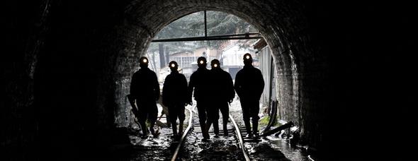 Yerin metrelerce altnda geimlerini salamak iin alan madenciler, i kazalar ve olumsuz alma artlaryla karlaabiliyor. Giyindikleri ve yemek yedikleri yerler de ok salkl olmamakla birlikte kazaya en ak meslek gruplarndan biri madenciler.