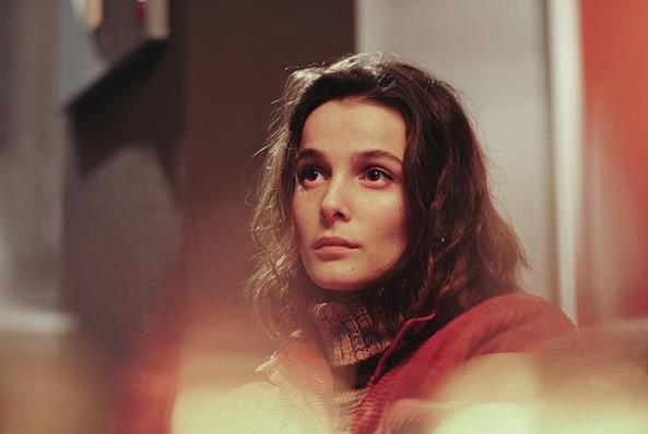 Yeni dnem oyuncular adlarndan sk sk sz ettiriyor ve kendilerine hayran brakyor. Onlardan biri de Bra Develi. Duru gzellii ile dikkatleri eken Bra Develi Fi dizisinde rol alyor u srlar. Hem oyunculuu hem gzellii ile ok konuulan Bra Develi'nin 4 kardei var. lerinden biri de Dilara Develi. Ablasna pek benzemeyerek herkesi artan ama en az onun kadar gzel olan Dilara Develi'ye bakalm.