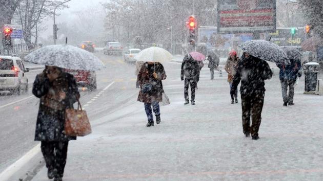 Bayburt-Erzurum karayolunun Kop Da Geidi'nde buzlanma ulamda aksamalara yol ayor.