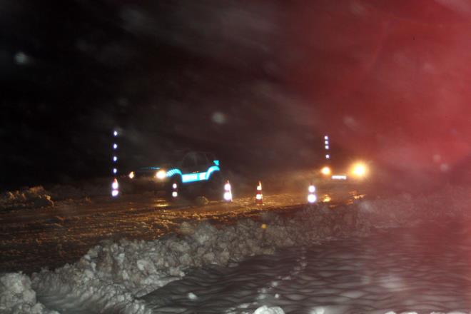 Adyaman'n elikhan ilesinde, Adyaman ile Malatya&#8217;nn Yeilyurt lesi ynndeki karayollar, youn kar ya, sis, tipi ve frtna nedeniyle ulama kapatld.