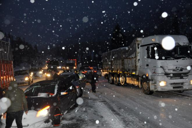 Konya'da baz karayollar youn kar ya, tipi ve buzlanma nedeniyle trafie kapatld