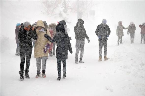 Uluda'da kar kalnl 1.5 metreye ularken kar frtnas yznden tatilciler zor anlar yaad.