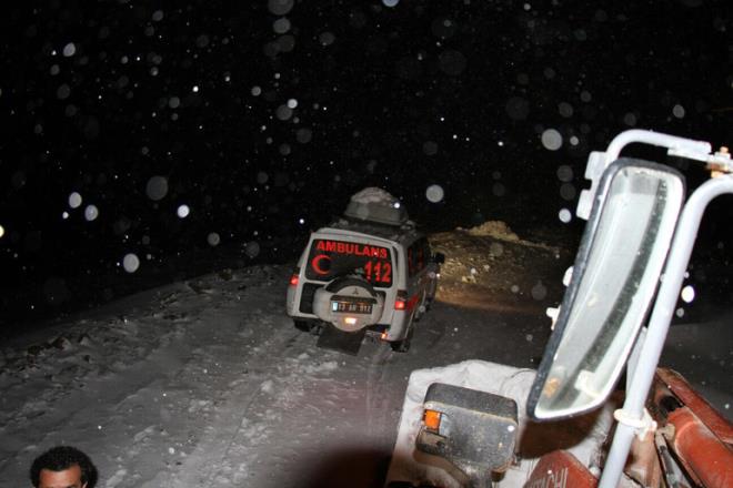 Bitlis'in Hizan ilesinde doum hastas kadn, karla mcadele ve salk ekiplerinin 7 saatlik mcadelesinin ardndan hastaneye ulatrld.