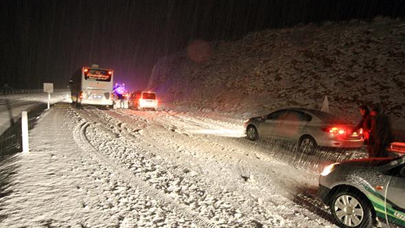 Trkiye genelinde olumsuz hava koullar nedeniyle gnlk yaam da etkileniyor. Baz blgelerde kar nedeniyle yollar kapanrken, Antalya'da frtna aalar yerinden skt. Yurt genelinde etkisini gsteren olumsuz hava koullar hayat etkiliyor. Bir ok ilde kar ya nedeniyle ulam glkle salanyor.