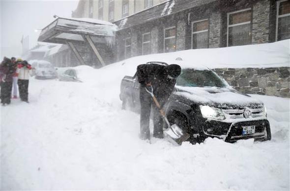 Giresun&#8217;un ile  Anadolu&#8217;yu birbirine balayan 2 bin 200 rakml Eribel Geidi'nde youn sis ve tipi nedeniyle ara trafii kontroll salanyor.