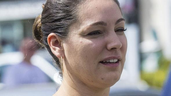 Siyahlara brnm bu gen kadn yannzdan geip gitse muhtemelen banz evirip bakmazsnz.. Ama o aslnda gzel grntsyle herkesin dikkatini eken bir nl. Peki kim mi bu nl..