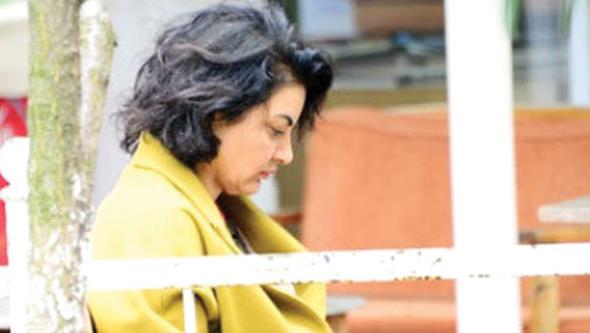 nl arkc Gksel, getiimiz aylarda makyajsz halde grntlenmi ve fotoraflarn &#8220;Grenler tanyamad&#8221; balyla haber olan fotoraflarnn altna yaplan yorumlara ierlemiti.    Arkadalarna dert yanan Gksel, bu duruma ok cannn skldn ve artk sokaa makyajsz kmayacan syledii de basna yansmt.