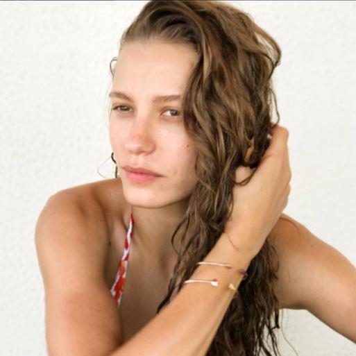 26 yandaki Serenay Sarkaya'nn "Makyaj yok" notuyla paylat fotoraf 13 saatte yaklak 300 bin beeni ald!