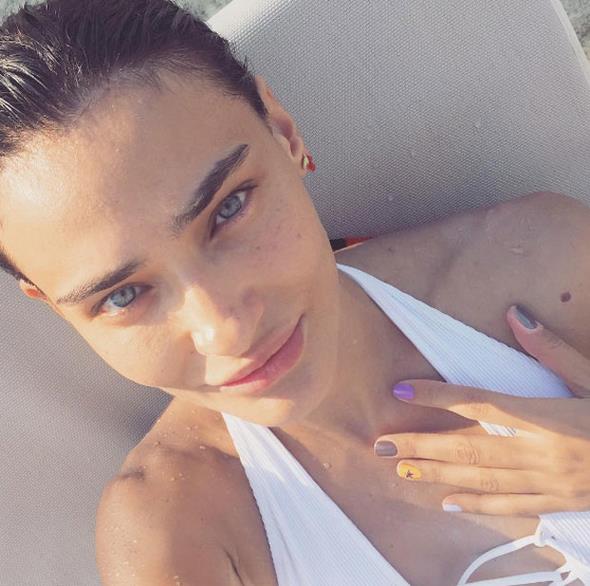 ri mavi gzleriyle her zaman beenilen Saadet Il Aksoy, makyajsz haliyle de ok beenildi. Aksoy'un fotoraf dakikalar iinde binlerce beeni ald.