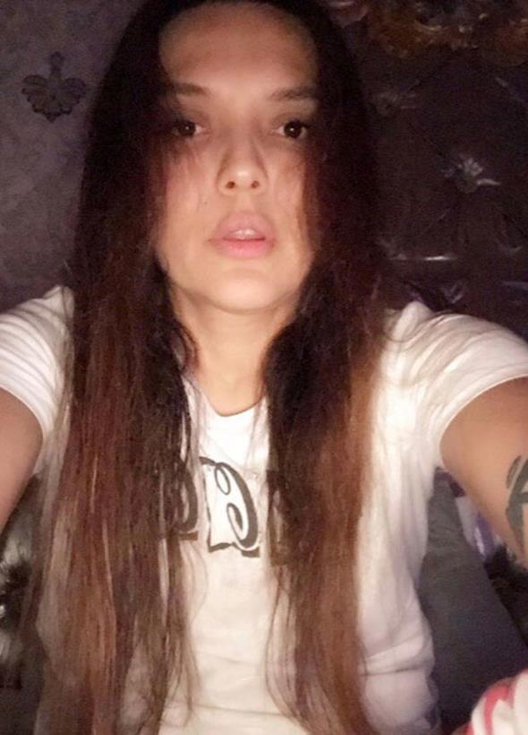 Yaptklaryla sk sk gndeme gelen nl arkc Demet Akaln bu kez banyo sonras fotorafn sosyal medyada paylap rakiplerine meydan okudu.    Makyajsz bu fotorafn paylaan Akaln, altna &#8216;Salarm kestim, banyo sonras cesareti olan eksin bakaym fotoraf. Bebeim, kzm kskanyorsun&#8230;&#8217; mesajn paylat. Ksa srede binlerce beeni alan fotorafn altna &#8216;makyajsz daha gzelsin Demet&#8217; mesajlar yazld.