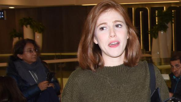 Elin Sangu, sevgilisi Yunus zdiken ile nceki gn Etiler Akmerkez'deydi.Yznde hi makyaj olmayan Sangu, gazetecileri karsnda grnce sinirlendi.