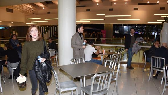 Sevgilisine "En irkin halimle ektiler" diye sitem eden Sangu, zdiken ile birlikte sinemaya girdi.