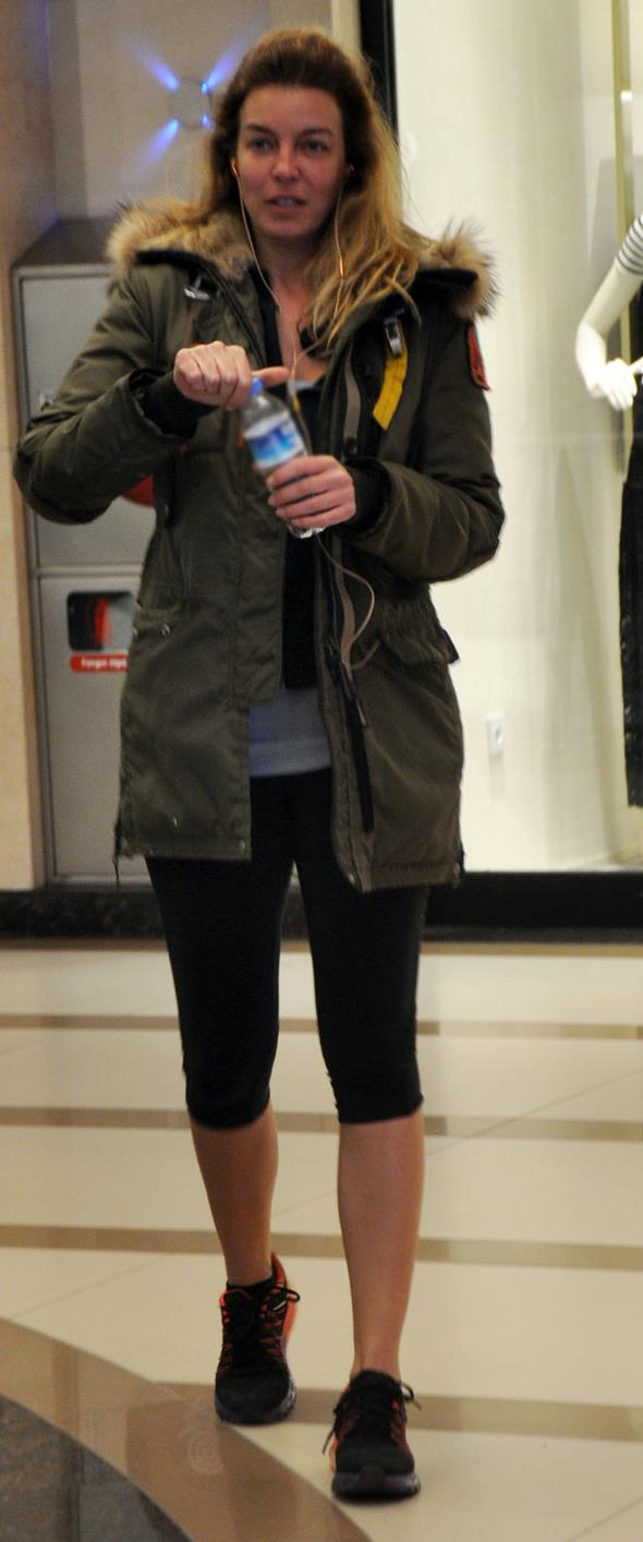 Sabah erken saatlerde alveri iin makyajsz bir halde AVM'ye giden Koibey'i grenler tanmakta zorland.