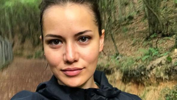 Makyajsz Fahriye'ye tam not!    Sevilen oyuncu Fahriye Evcen, youn i temposundan frsat bulup yrye kt.