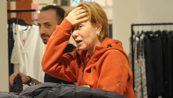 Zuhal Olcay nceki gn Akmerkez&#8217;de grntlendi.    Bir maazada alveri yapan oyuncu, grntlendiini fark edince yzn gizlemeye alt.