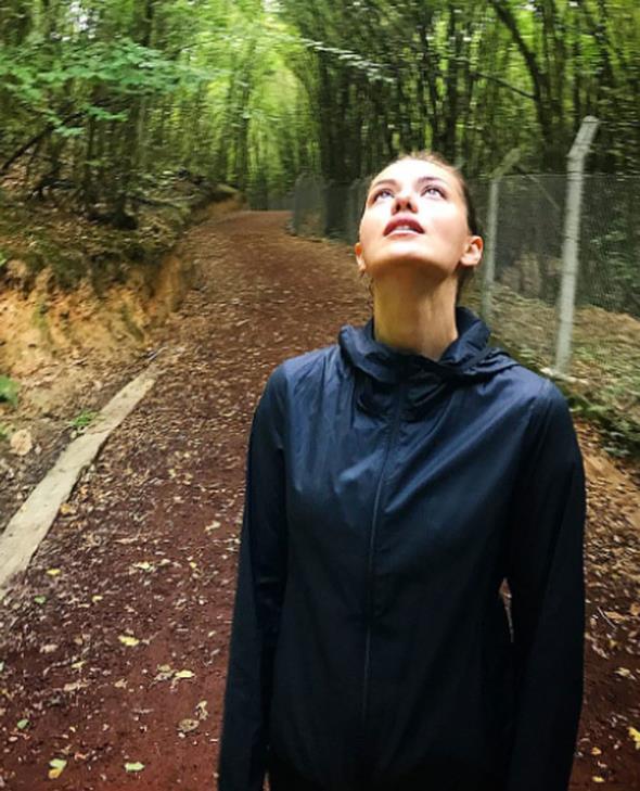 Makyajsz fotoraflarn sosyal medyada paylaan Evecen, takipilerinden tam not ald. ok sayda yorum yaplan fotoraf ksa srede 500 bin beeniye ulat.