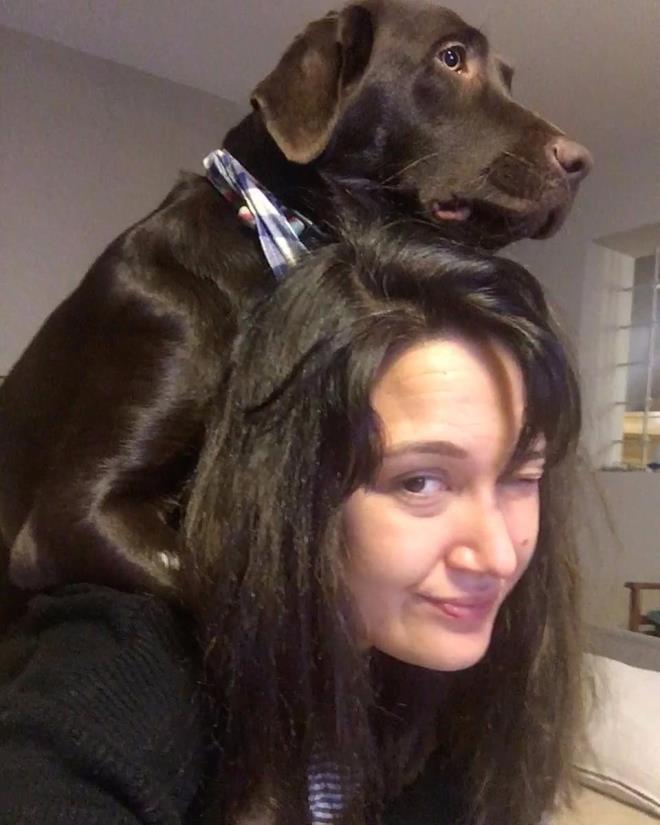 <p><b>GUPSE ZAY</b></p>    <p>Deliha 2 filminin ekimlerine devam eden Gupse zay, Instagram'dan kpeiyle paylat fotorafa, "Keke kafama kmadan izlesen televizyonu be kzm..." notunu yazd.</p>