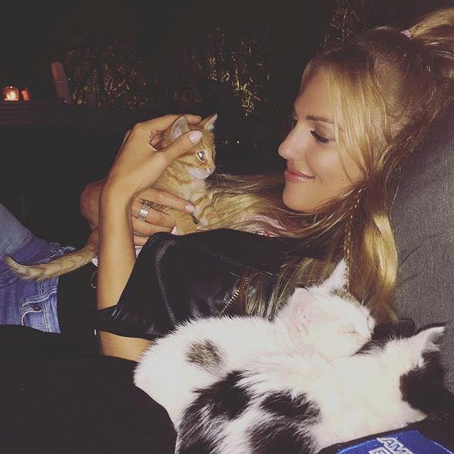 MERYEM UZERL    Son olarak Ekya Dnyaya Hkmdar Olmaz dizisinde rol alan Meryem Uzerli kedileriyle ekilen bir karesini Instagram hesabndan paylat. 33 yandaki Uzerli paylamn altna, "Bebekler" notunu dt.