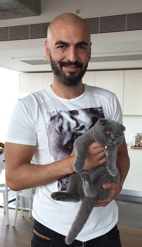 Soner Sarkabaday    Soner Sarkabaday, Scootish Fold cinsi kedisini Bodrum&#8217;da kaybetti. Bambi isimli kedisi iin kayp ilan veren arkc, ok zgn olduunu syleyerek &#8220;Kedimi bulana dl vereceim&#8221; dedi.