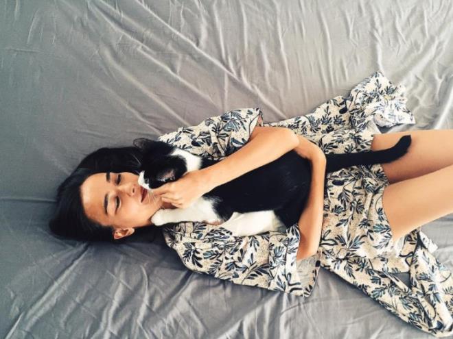 TRK TURAN--    Dolunay'n Aleyna's Trk Turan kedi seven nllerden. Instagram'daki paylamna Bobili tbt notunu den 32 yandaki oyuncu daha nceki bir paylamnda ise kedisi Bob ile ilgili u bilgili verdi: "Sabahlar kulama 'myr' eklinde sesler karp slak burnunu yanamda gezdirerek beni tatl tatl uyandran ve sadece 5 saniye sevdiren bu arkada sonra yavaa yataktan uzaklaarak bu tip hareketlerle poniklik yaparak beni yataktan kaldrmay baaryor. Tam yanna gidiyorum kayor, yle yle kendimizi mama kabnn yannda buluyoruz. Hepimizden zeki olduklarndan pheleniyorum."