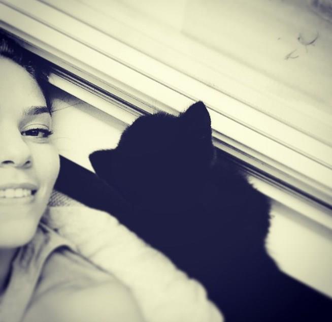 ASLI ENVER    stanbullu Gelin'in Sreyya's Asl Enver de hayvansever nllerden. Enver, kedisi Matiz'in fotoraflarn sk sk Instagram hesabndan paylayor.