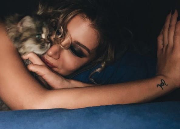 <p><b>REM DERC</b></p>  <p>  Barsak enfeksiyonu nedeniyle hastaneye yatrlan ve yaklak 20 gn youn bakmda kalan rem Derici, kedisiyle yatanda ekildii fotoraf Instagram'dan yaynlad. Derici, kareye "Beni bi&#8217; daha zmek yok tamam m kll tyl bebeim?" mesajn yazd.</p>