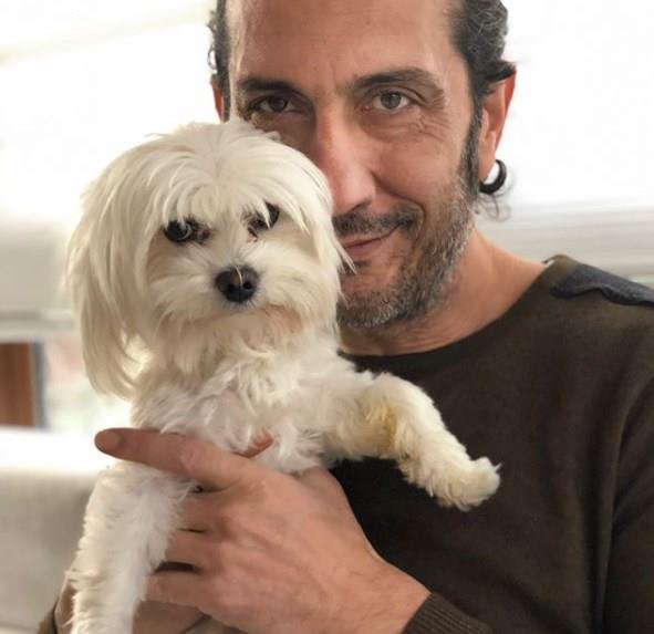 <p>KIRA: Bir hayvann yaam boyunca onunla her konuda ilgilenecek insann, bunun iin yeterli bilgi ve donanma sahip olmas gerekir.</p>    <p>SMGE SAIN: Barnaktan alnp yuvaya ihtiyac olan hayvanlar sahiplendirilebilir ama kk dostlarmzn pet-shop&#8217;lardan satn alnp hediye olarak verilmesini doru bulmuyorum.</p>  <p>  BURCU GNE: Hayvanlarn zel gnlerde hediye olarak verilmesi tamamen ieriine bal olarak deiir. Yoksa hayvana mal olarak baklmas, hevesi geince onun derinliindeki ban ve sorumluluunu stlenmeyen insanlarn hediye olarak almas kabul edilemez.</p>  <p>  EMRE AYDIN: Hayvanlar mal deil, can olarak grlmeli. Bir sredir Meclis Komisyonu&#8217;nda bekleyen bu yasann artk kmas gerekiyor.</p>  <p>  FERHAT GER: Hayvanlar da bir aile bireyi gibidir. Karlkl anlama ile sahiplenilmelidir. Srpriz olarak verilmesine karym.</p>    <p>te nllerin sevimli dostlar...</p>