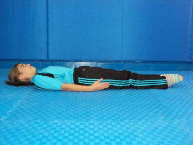 Srt st yatn. Bacaklarnz dmdz olsun. Bir bacanz havaya kaldrn. Bir kiinin ayanza bastrmasn isteyin. Eer bacanz yere dyorsa,kaslarnz da bir zayflk olduu anlamna geliyor.