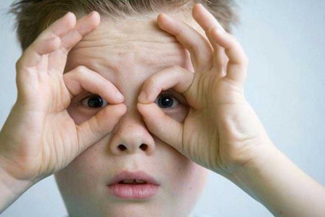 Gznzn hemen altnda elmack kemiiniz zerine bir cetvel yerletirin. Sonra cetvelin stne bir kredi kart yerletirin kart en rahat okuduunuz uzakl ln. Ne kadar yakna gelirse gelsin kart rahat okuyabiliyorsanz bu gz salnzn iyi olduu anlamna geliyor.