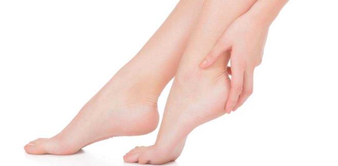 Ba parmanzla ayak bileinizin arka ksmna bastrn. Eer bastrdnz noktada ok fazla ukurluk oluuyorsa, o zaman kalp, akcier, bbrek sorunlaryla kar karya kalabilirsiniz.