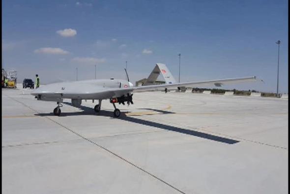 BAYRAKTAR HA'NIN ZELLKLER<br>    24,000 Feet Uu rtifas-  24 Saat Havada Kal Sresi-  150 Km Haberleme Menzili-  Tam Otomatik Uu Kontrol ve 3 Yedekli Otopilot Sistemi (Triple Redundant)-  150 KM haberleme menzili-