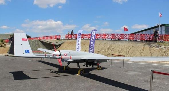 BAYRAKTAR HA'NIN ZELLKLER    <br>Yer Sistemlerine baml olmakszn tam otomatik ini ve kalk zellii  GPS Bamll olmakszn dhili sensr fzyonu ile seyrsefer zellii  Karbon fiber, Kevlar, Hibrid Kompozit Yap