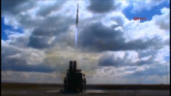 HSAR FZELER    Hisar Fzeleri; askeri s, liman, tesis ve birliklerin hava tehditlerinden korunmas amac ile sabit ve dner kanatl uaklara, seyir fzelerine, havadan karaya atlan fzelere ve insansz hava aralarna kar HSAR-A 10 +km, HSAR-O 16 +km menzil aralklarnda kullanlan hava savunma fzeleridir.