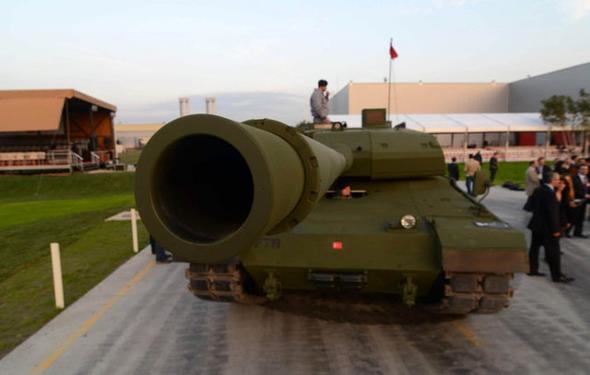 YZDE 100 MLL TANK ALTAY    Altay tanknda tank komutan, nianc, src ve doldurucu olarak 4 mrettebat grev yapyor. Altay&#8217;n zerinde ana silah olarak, birok farkl mhimmatlar atabilen 120 mm&#8217;lik 55 kalibre top bulunuyor.